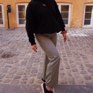 Gröna byxor - Säljer mina gröna ”kostymbyxor” från Lindex, då jag vuxit ur dem. Storlek 36, jättefin grön färg. Frakt tillkommer💘