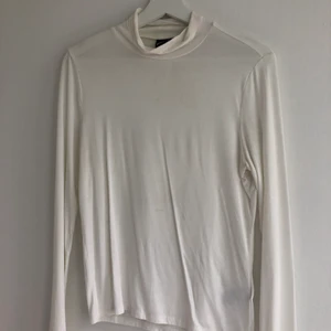 Vit polotröja  - Vit polotröja från Gina Tricot strl L som passar mig i M💜