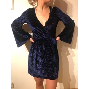 Mörkblå långärmad klänning i sammet - Denna fina mörkblåa sammetsklänning säljer jag nu eftersom den tyvärr inte kommer till användning. Den har så fin passform & ett band i midjan att knyta med. Dessutom är den sååå skön😍 Den är i storlek S men skulle säga att den passar allt från XS-M då den är så pass stretchigt material. passar också både på sommaren & vintern då den är långärmad & lite ”tjockare” material. Älskar hur glansig den är🤩 hör av dig vid frågor! Kika gärna in på min profil för att se annat jag säljer! 