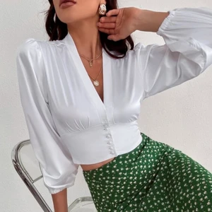 Vit satin blus - Jätte fin blus i nyskick som ser exakt ut som på bilderna! Dock psssr den mer strl S än M som det står på den då den är tajtare vid bröst området om man är större där  💕 möts i sthl eller frakt för 40kr!