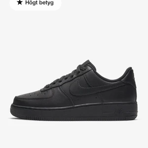  Black Air Force 1 - Säljer min svarta air force då de inte är min stil längre dom är i bra skick skriv för bilder på dom:)