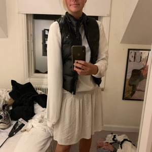 Dunväst från benetton strl xs - Säljer denna snygga väst från benetton som är sååå nice nu till hösten! Strl xs💞