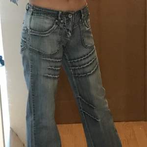 Säljer ett par jättecoola unika lågmidjade jeans i storlek 27/S i fint skick! Säljer för att dom inte kommer till användning✨ Högst budande! Skriv om någon har frågor eller vill ha mer bilder✨🌼