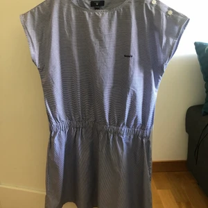 klänning från Gant - klänning från Gant i jättefint skick, använd 1 gång💕i storlek 158/164 men skulle säga det är ungefär XS! Säljs för 200kr+frakt som köpare står för, betalning sker via swish 
