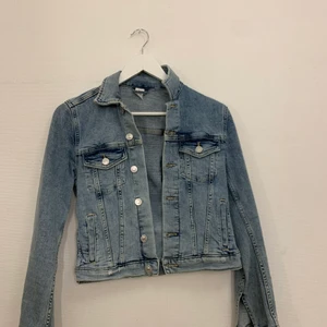 Jeans jacka  - En jeans jacka i storlek 32 från hm 