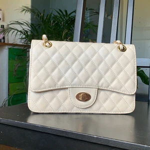 En helt oanvänd väska - Den har stått och tagit plats allt för länge helt oanvänd 