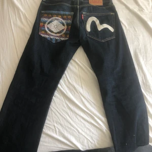 Evisu jeans - 32 storlek. I väldigt bra skick. Kan ta eventuella trades.  midjemått: 42 cm