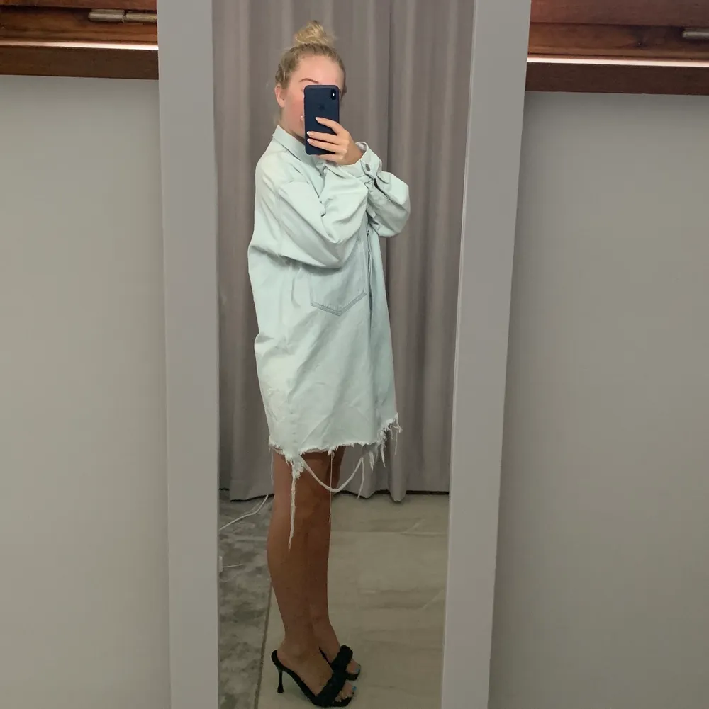 En ljustvättad jeansklänning (kan användas som en större jacka/skjorta) från Zara. Inköpt år 2019 och är suuuuuper fin!! Däremot kommer den inte till användning… 🤍💕🌸 Frakt är inte inkluderat i priset 💋. Klänningar.