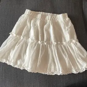 Säljer kjol från shein, har inte använt en enda gång då jag har andra vita kjolar. Är i stl S. Kontakta vid intresse:)
