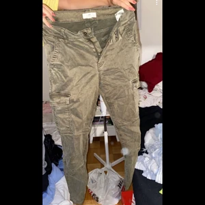 Gröna cargo jeans - Gröna jeans från H&M, använda ett par gånger men är i bra skick! Kan skicka bilder hur de ser ut på då de ser bättre ut! Skicka pm för bättre bilder!😁