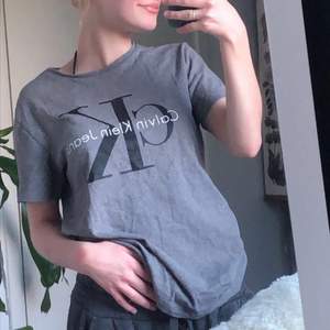 Calvin Klein t-shirt i grå, storlek Xs men sitter mer som en S/M. 