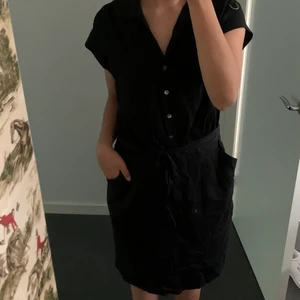 Svart sommarklänning - Jättefin svart klänning med bälte. Väldigt tunn och skön att ha på sommaren. Ursnygg design och bra kvalitet. Lite stor på mig. Använd fåtal gånger, nyskick.🤩