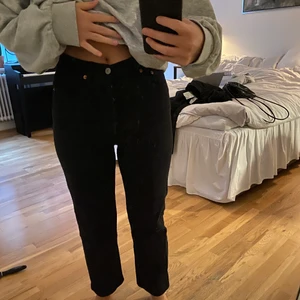 Levis ribcage straight  - Säljer mina sparsamt använda Levis ribcage straight i storlek 25 i midjan! De sitter verkligen som en smäck och är perfekt längd på mig som är 166cm lång
