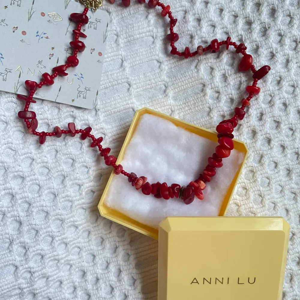 Super fint rött halsband med stenar ifrån danska Anni Lu, köpt för ca 1500 och endast andvändt ett fåtal gånger 🤍  pris kan sänkas vid snabb affär. Övrigt.