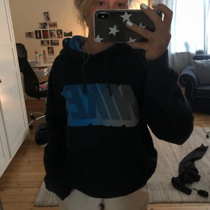 Vintage Nike Hoodie  - Lite retro nike hoodie med snyggt blått Nike tryck i fram! 250 + frakt❤️