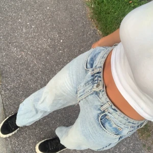 Blå jeans  - Säljer mina raka blåa jeans som inte kommer till användning längre. Jag är 1,75 och de är lite för korta för min smak. Frakt tillkommer💕💕