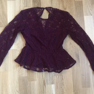 Tröja - Jättefin vinröd spetströja med dragkedja i ryggen i storlek xs/s, knappt använd då den inte är i rätt storlek för mig. Köparen står för frakt💞
