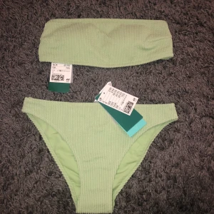 Bikini - Har denna bikini som är helt oanvänd med lapparna kvar. Trosskyddet är kvar! Storlek 36☺️ Nypris är 49kr per del men säljer för 80kr tillsammans, eller bud om flera är intresserade☺️ frakt betalas av köparen! BUD JUST NU: 130kr