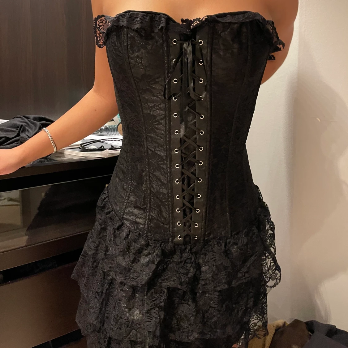 Svart spets korsettklänning  - 90