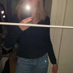 Stickad Calvin Klein tröja - Tröjan är ett halvår och är använd runt 5 gånger men är fortfarande i bra skick. Den är svart med ett skinande lager ovanpå vilket är varför den ser lite mer brun ut i den tredje bilden.