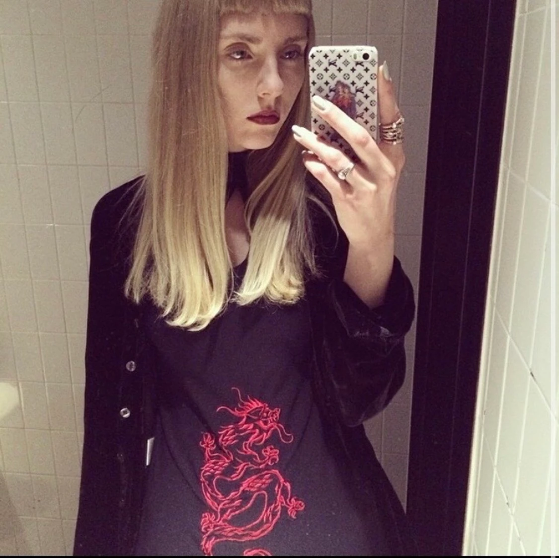 Vintage klänning med broderad drake 