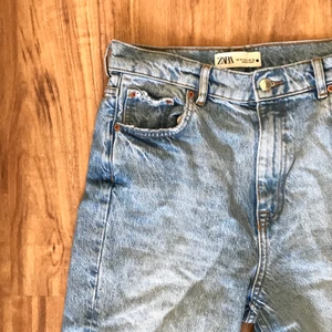 Blå zara jeans - Snygga blå raka zara jeans i full length med hål på knäna. Bra sick. Bra för längre personer.