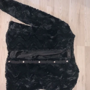 Vero Moda,  storlek S  - Jag säljer denna pälsjacka då den aldrig är använd. Den är ny och i bra skick. ( inte äkta päls )  