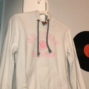 Vit huddie - Säljer denna vita college hoodien då den tyvärr blivit för liten enligt mig. Den är i bra skick men trots att den varit använd ett tag. Skriv om ni har några frågor 💞