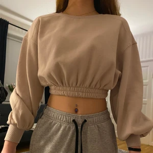 Croppad sweatshirt  - Jättesnygg croppad sweatshirt från Zara som jag aldrig använt så i nyskick, nypris: 350kr❣️