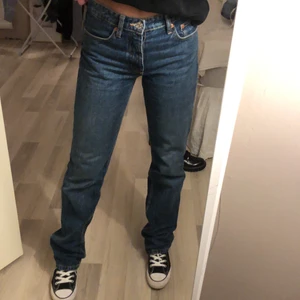 Mörkblåa zara jeans - Säljer mina supeepoulära zara jeans som är helt slutsålda på hemsidan! Sparsamt använda, busa från 250✨✨