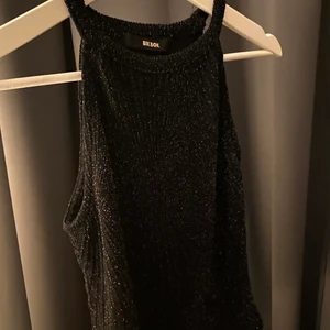 Glittrigt linne - Glittrigt linne från bikbok storlek S. Aldrig använd. 90kr + frakt🖤