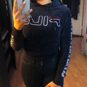 Fila tröja - Fin Mörkblå Fila tröja med luva och mysigt material, använd men ser ut som ny. Säljer för 200kr + frakt. Om du undrar över något hör av dig mvh