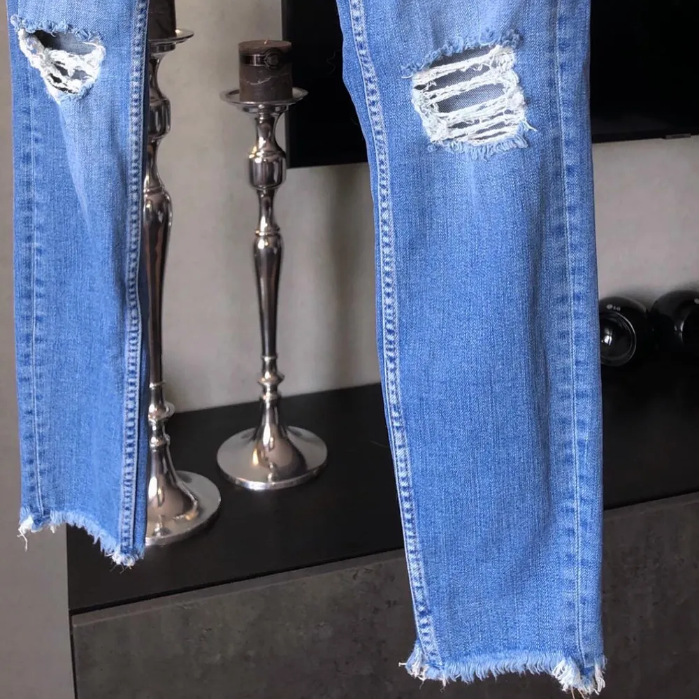 SÅÅ fina jeans som inte kommit till användning då jag inte gillar blåa jeans, fina detaljer! Passar en XS/S! . Jeans & Byxor.