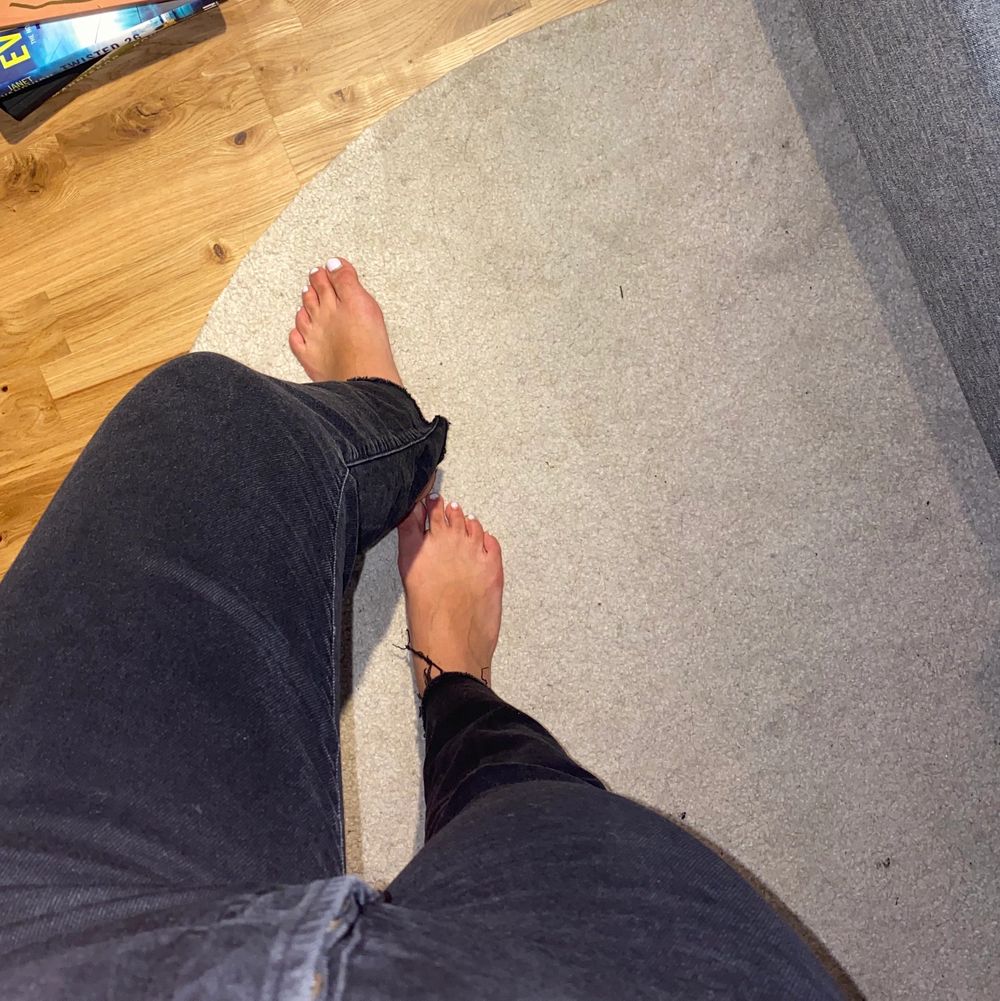 Köpta på Na KD, använda fåtal gånger. Mörkgrå i färgen, höga i midjan och lite rakare i benen. Har klippt av kanten mer till för att få de lite fransigare, funkar bra pp mig som är 164 🥰 köpare står för frakt eller möts i Malmö ❣️. Jeans & Byxor.