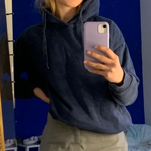 Mörkblå hoddie från Lager 157 - Härlig hoddie från lager 157, väldigt lite använd så är i ett väldigt bra skick. Frakten ingår inte i priset😊 hör av er av intresse 