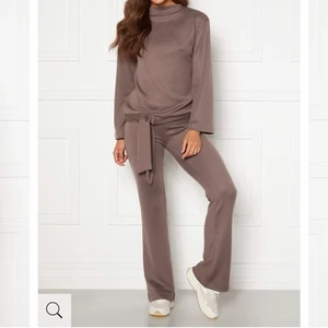 Mjukisdress - Säljer hela sätter från Moa Mattson X Bubbelroom för 300 kr. Orginalpris för hela sätter är 800 kr