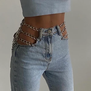 Jeans med kedjor - Supersnygga jeans med reglerbara kedjor i midjan. Är i storlek 3 men passar mig som oftast har 36 i jeans. Aldrig använda med lappar kvar. Första bilden är lånad
