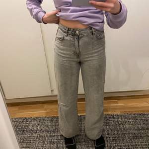 nästan helt oanvända bershka jeans, jag är 1,73 cm lång och de nästan hela vägen ner till min häl. nypris 349 kr. frakt betalar man själv❤️