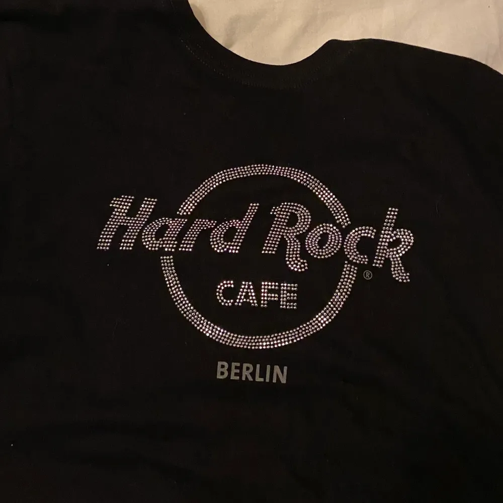 Jättefin tröja från hard rock cafe i mycket fint skick. T-shirts.