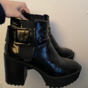 Lack skor - Lackskor från monke. Sköna att gå i. 