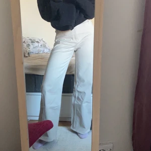 Weekday Ace W29L32 - Ljusa jeans i modellen Ace från weekday, perfekta till våren! Sparsamt använda och säljs på grund av fel storlek.