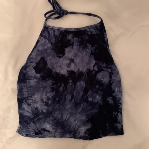 En topp  - En skit cool trendig topp! Nästan aldrig använd så jättebra skick! Köparen står för frakt!