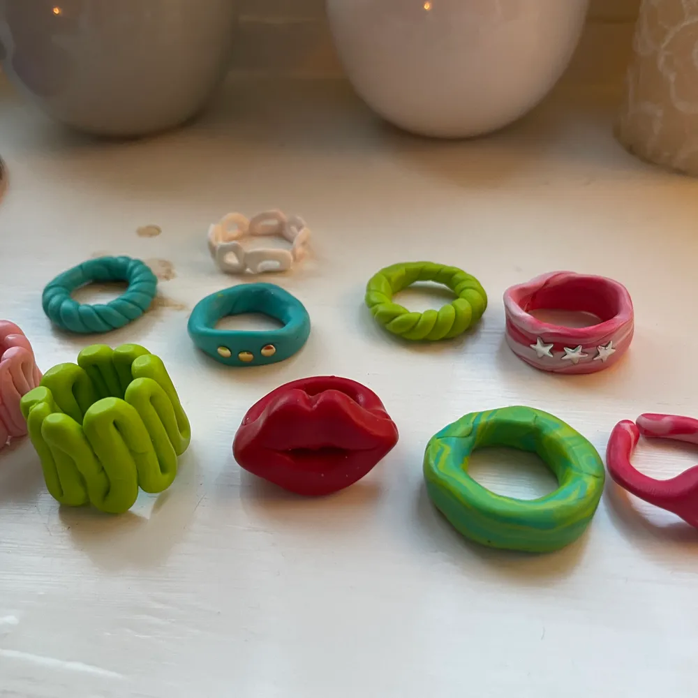 Säljer dessa jättefina ringar som jag har gjort själv, jag kan göra flera olika designer och färger💕 Kontakta mig om ni är intresserade av någon☺️ 2 stycken för 40kr💕 OBS! Ringen med läpparna kostar 30kr eftersom att den är svårare att göra💕👄. Övrigt.