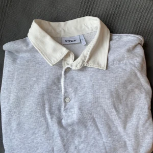 Sweatshirt m krage!  - Säljer min superfina sweatshirt från weekday! Köpt på herravdelningen och är i storlek L! 