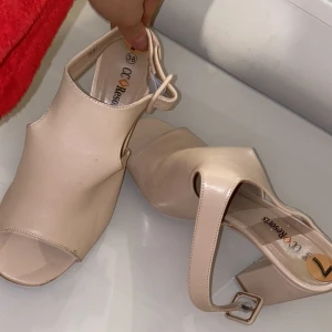 Beiga/rosa klackar - Klackar knappt använda i storlek 38 köpta i Australien