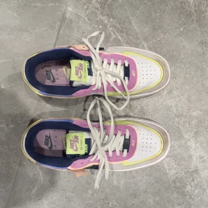 Nike air forse Shadow - Säljer mina skor som jag fick i julklapp säljer då dom är väldigt mycket för stora de är storlek 38.5 men passar mig som har 37.5/38 nypris: 1095 använda max 5 gånger