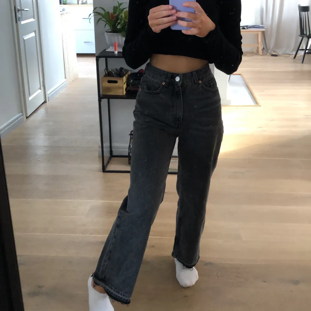 Säljer dessa sjukt fina jeans från monki i modellen Mozik,  säljer pågrund av att dem tyvärr inte kommer till någon användning. Bra skick då jag använd nått fåtal gång! Köparen står för frakt . Jeans & Byxor.