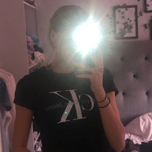 Fake Calvin Klein  - En fake Calvin Klein t-shirt som är köpt för 300 kr. Endast använd 1 gång och säljs för 100 kr. Ser exakt ut som en äkta!! 
