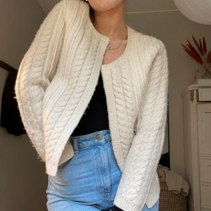 Stickad kofta i ullblandning - Stickad kofta i ullblandning i vitt. 