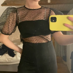 Mesh topp - Säljer denna superfina meshtoppen med stora ärmar! Endast använd en gång🥰 (har en svart bandeau topp under)